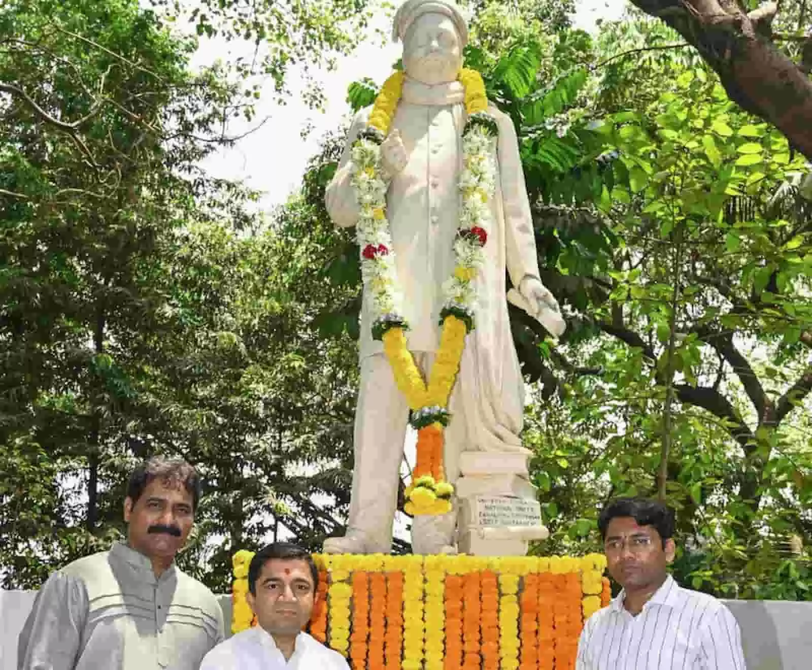 चर्चगेट में गोपाल कृष्ण गोखले की प्रतिमा के पास खड़े आकाश पुरोहित और बीएमसी अधिकारी। चर्चगेट में गोपाल कृष्ण गोखले की प्रतिमा के पास खड़े आकाश पुरोहित और बीएमसी अधिकारी।