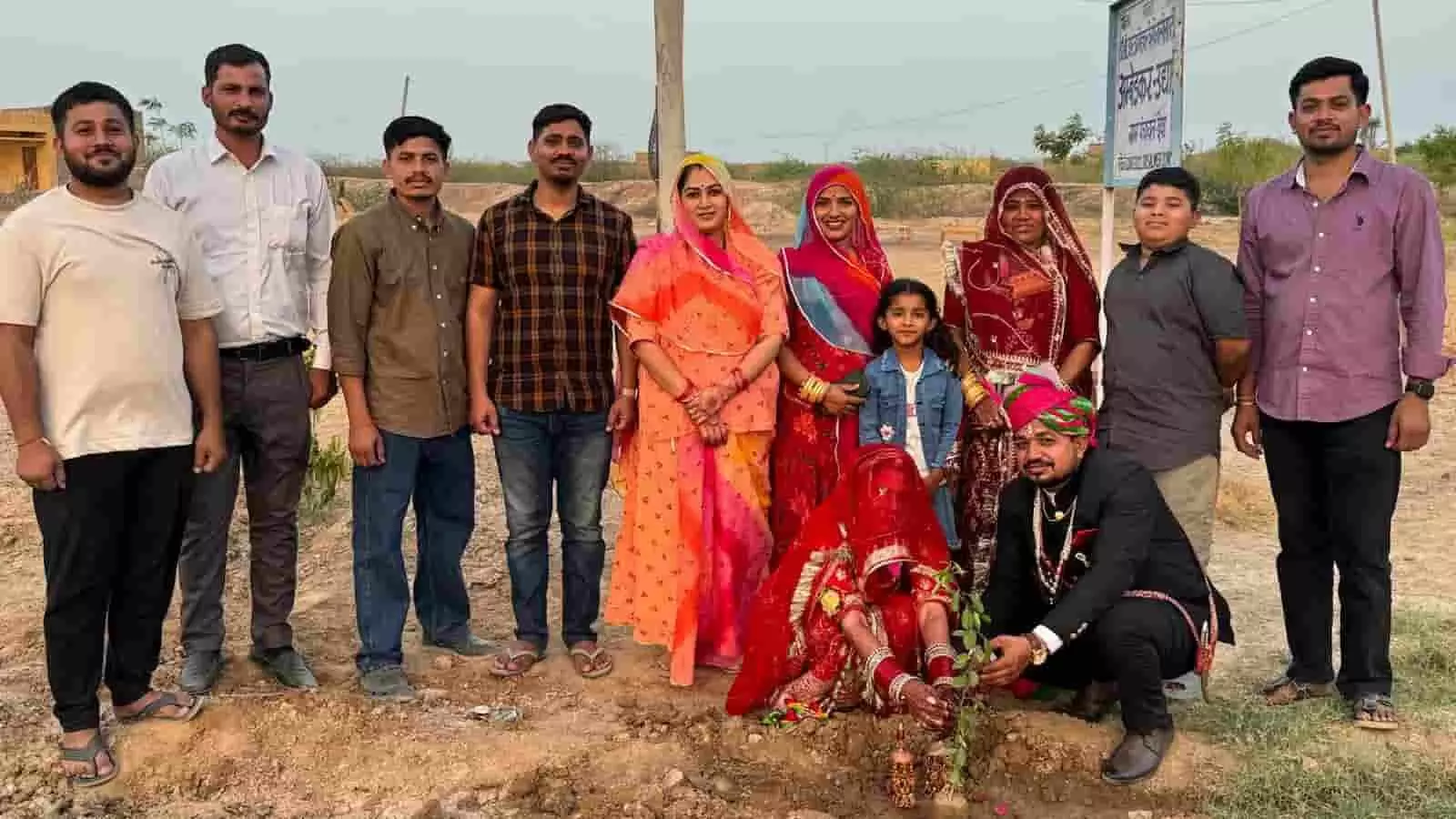जैसलमेर के देवा गांव में नवविवाहित जोड़ा ग्रामीणों की उपस्थिति में एक पौधा लगा रहा है।