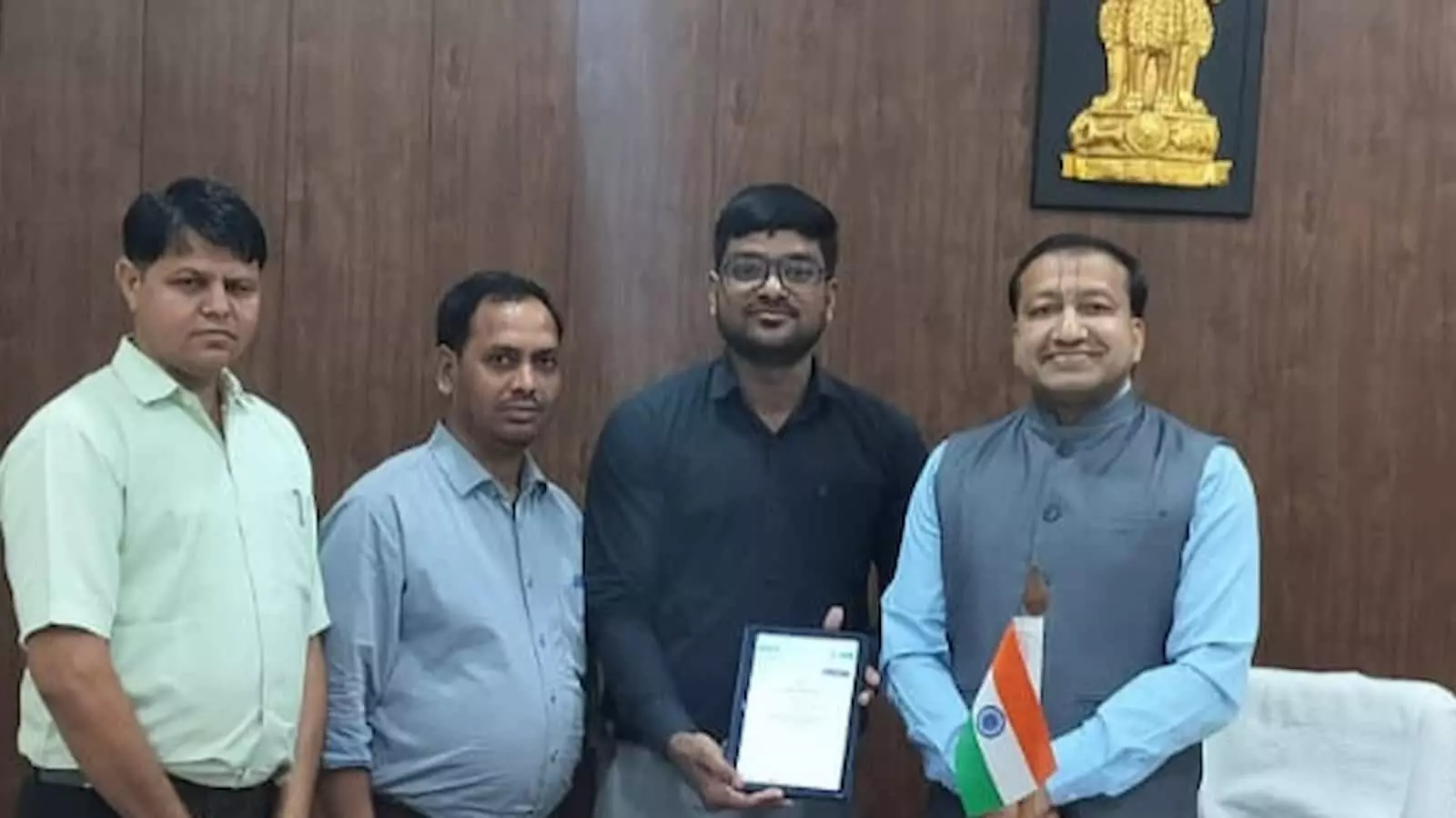 न्यायालय परिसर में डिजिटल माध्यम से जनगणना हेतु स्व-गणना पंजीकरण करते हुए अधिकारी और प्रशासनिक कर्मचारी।