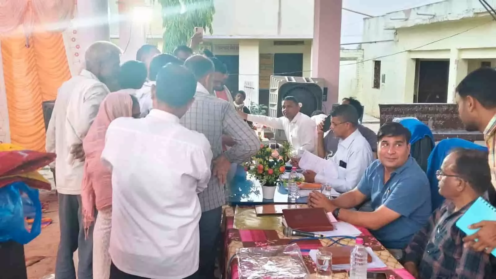 ग्राम पंचायत एकट में रात्रि चौपाल के दौरान अधिकारियों के समक्ष अपनी समस्याएं रखते ग्रामीण और जनसुनवाई करते प्रशासनिक अधिकारी।