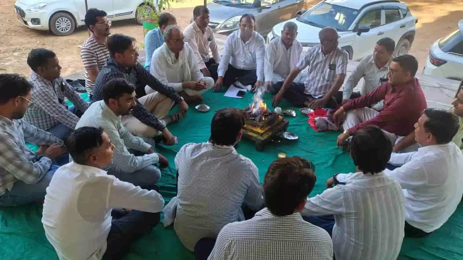 जिला शिक्षा अधिकारी कार्यालय के बाहर जमीन पर बैठकर सद्बुद्धि यज्ञ करते राजस्थान के शिक्षक।