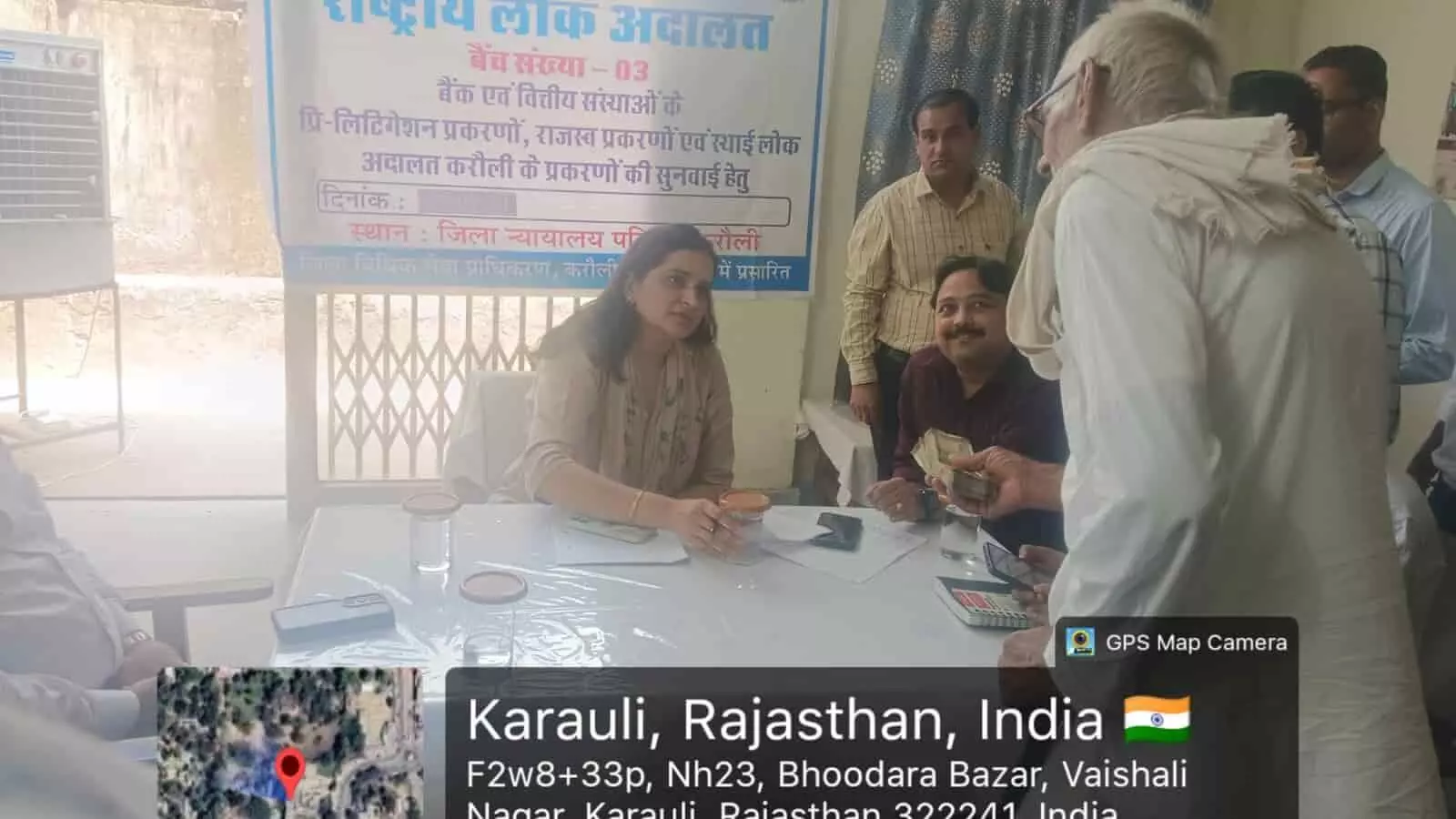 करौली जिला न्यायालय में लोक अदालत बैंच के सामने बैठे न्यायिक अधिकारी और ग्रामीण पक्षकार।
