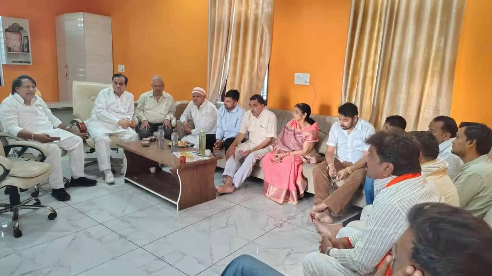 बैठक में चर्चा करते भाजपा जिला अध्यक्ष मानसिंह गुर्जर और वरिष्ठ पदाधिकारी बोली सवाई माधोपुर।