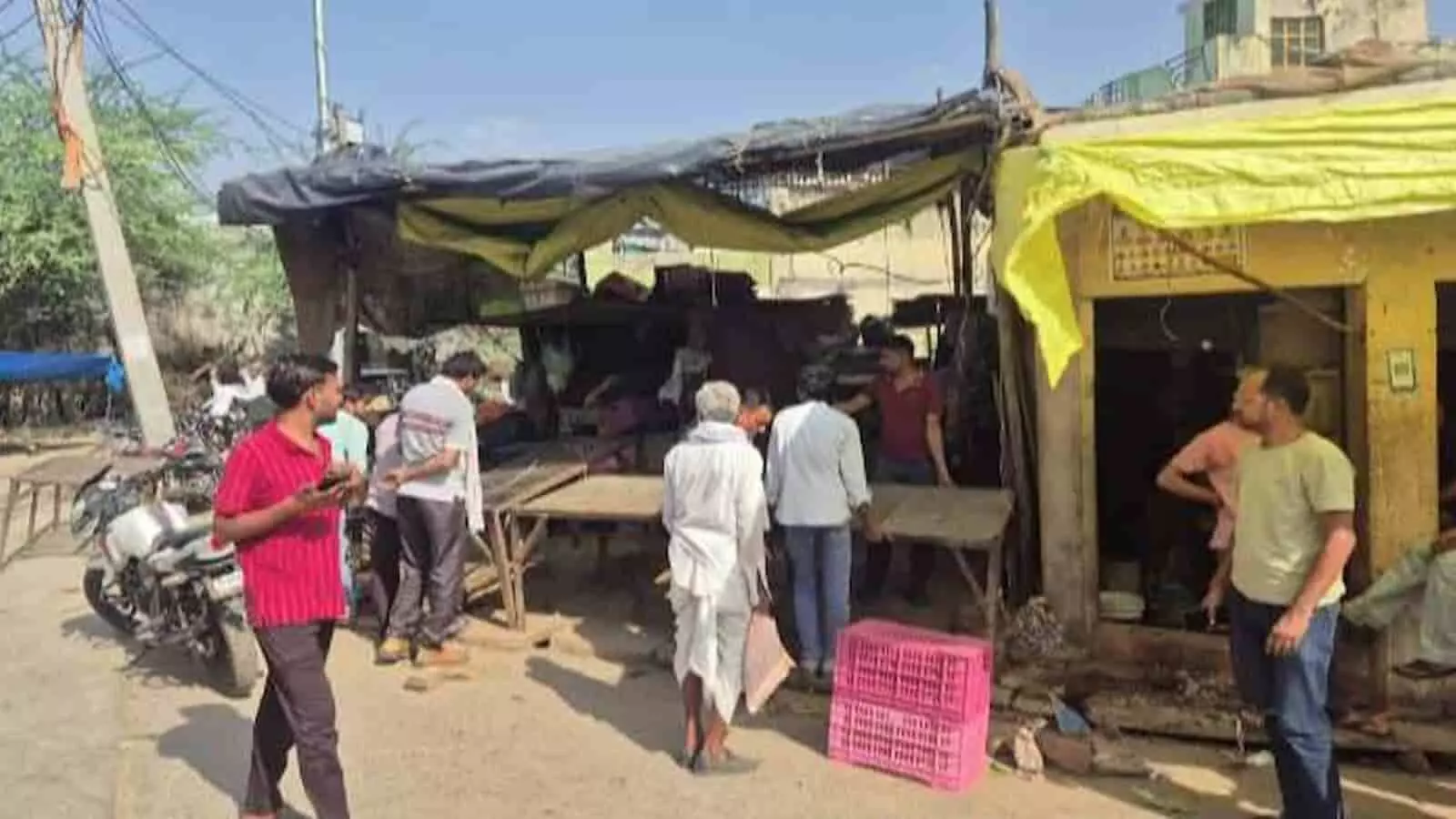 मलारना डूंगर के मुख्य बाजार में दुकानदारों द्वारा सड़क किनारे से अस्थाई अतिक्रमण हटाते हुए दृश्य।