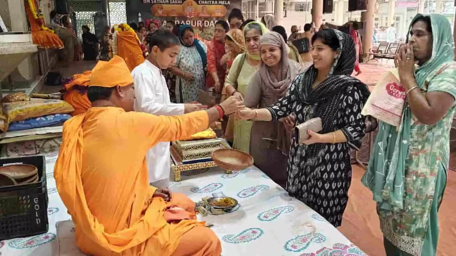 श्री अमरापुर स्थान जयपुर में संत द्वारा श्रद्धालु को पक्षियों के लिए परिंडा प्रदान करते हुए दृश्य। श्री अमरापुर स्थान जयपुर में संत द्वारा श्रद्धालु को पक्षियों के लिए परिंडा प्रदान करते हुए दृश्य।