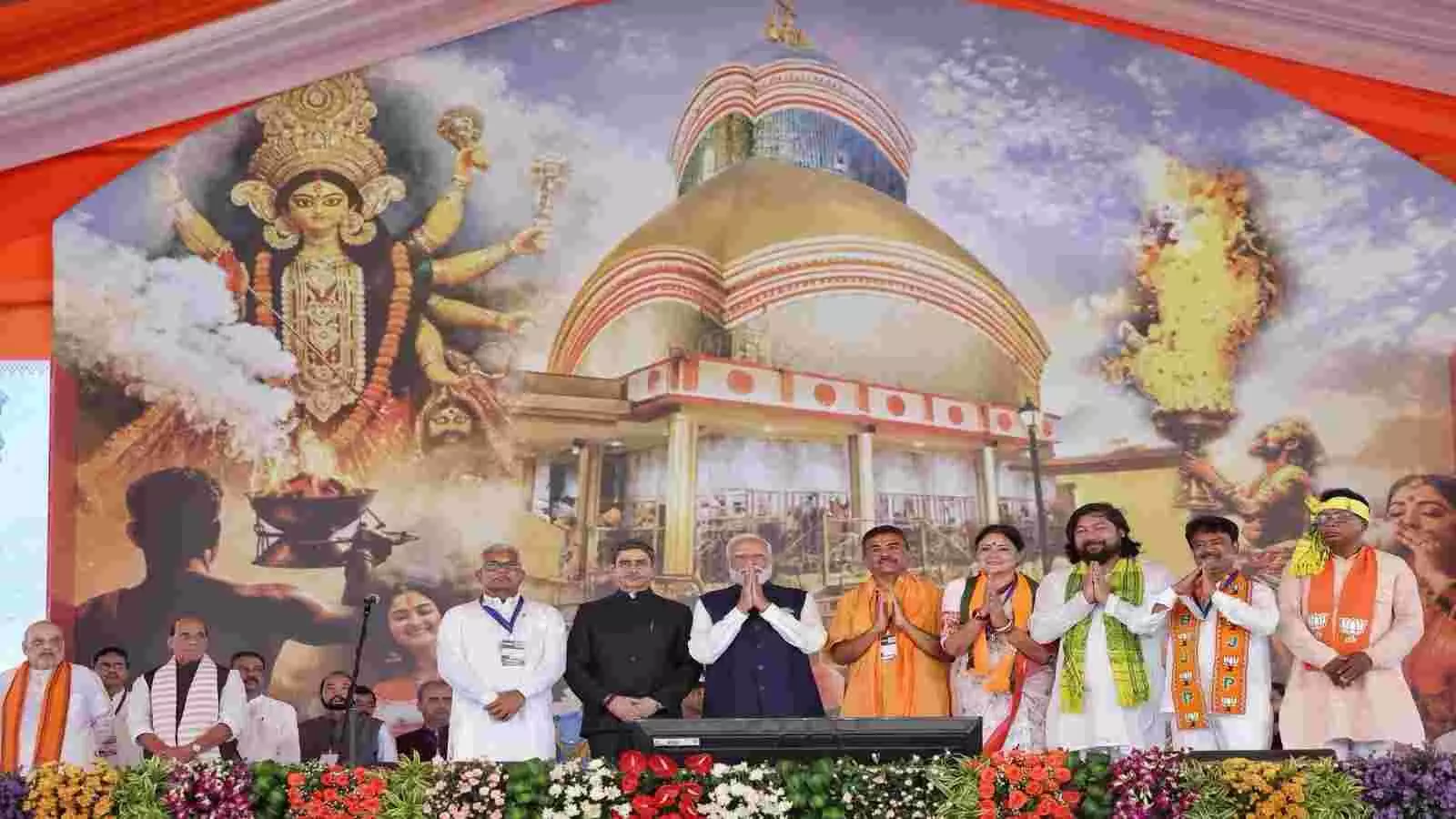 कोलकाता के राजभवन में पश्चिम बंगाल के नए मुख्यमंत्री शुभेंदु अधिकारी के शपथ ग्रहण समारोह में प्रधानमंत्री नरेंद्र मोदी और अन्य भाजपा नेता।