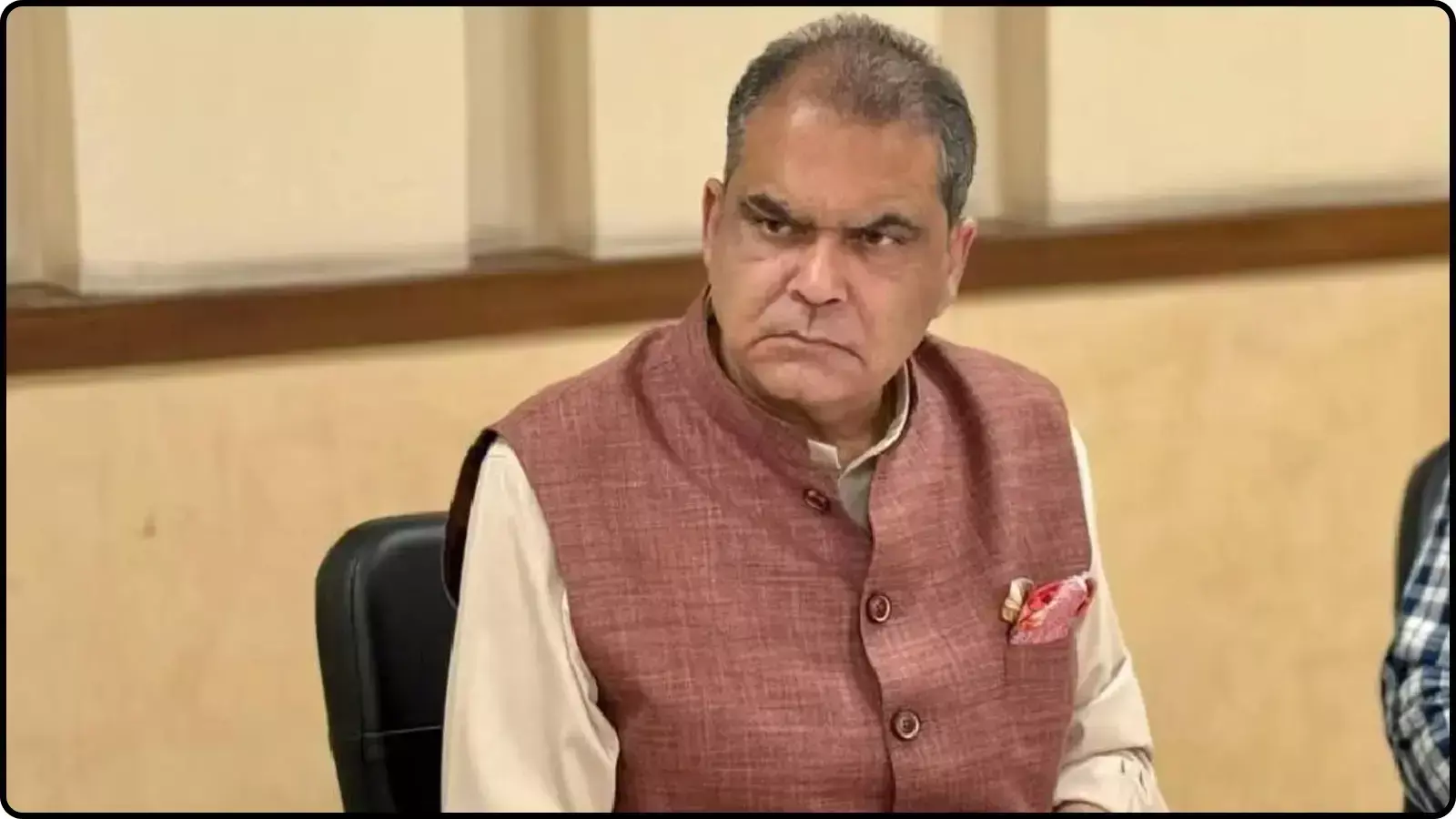 तस्वीर में पंजाब के मंत्री संजीव अरोड़ा एक आधिकारिक बैठक के दौरान गंभीर मुद्रा में बैठे हुए दिख रहे हैं।