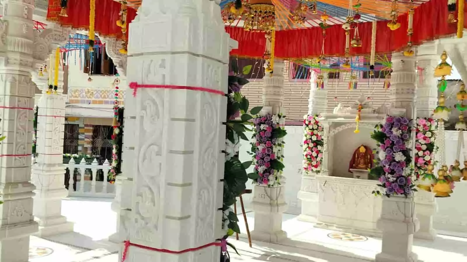 भबराना के श्री शांतिनाथ जैन देरासर में प्रतिष्ठा महोत्सव हेतु सजाए गए नक्काशीदार सफेद खंभे और मंडप।