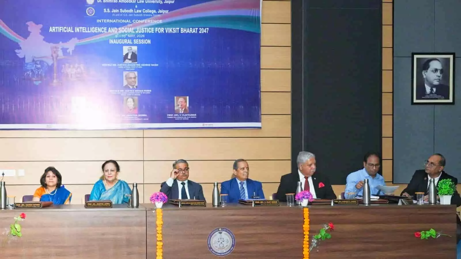 जयपुर में एआई और सोशल जस्टिस कॉन्फ्रेंस के दौरान मंच पर बैठे न्यायिक अधिकारी और शिक्षाविद।