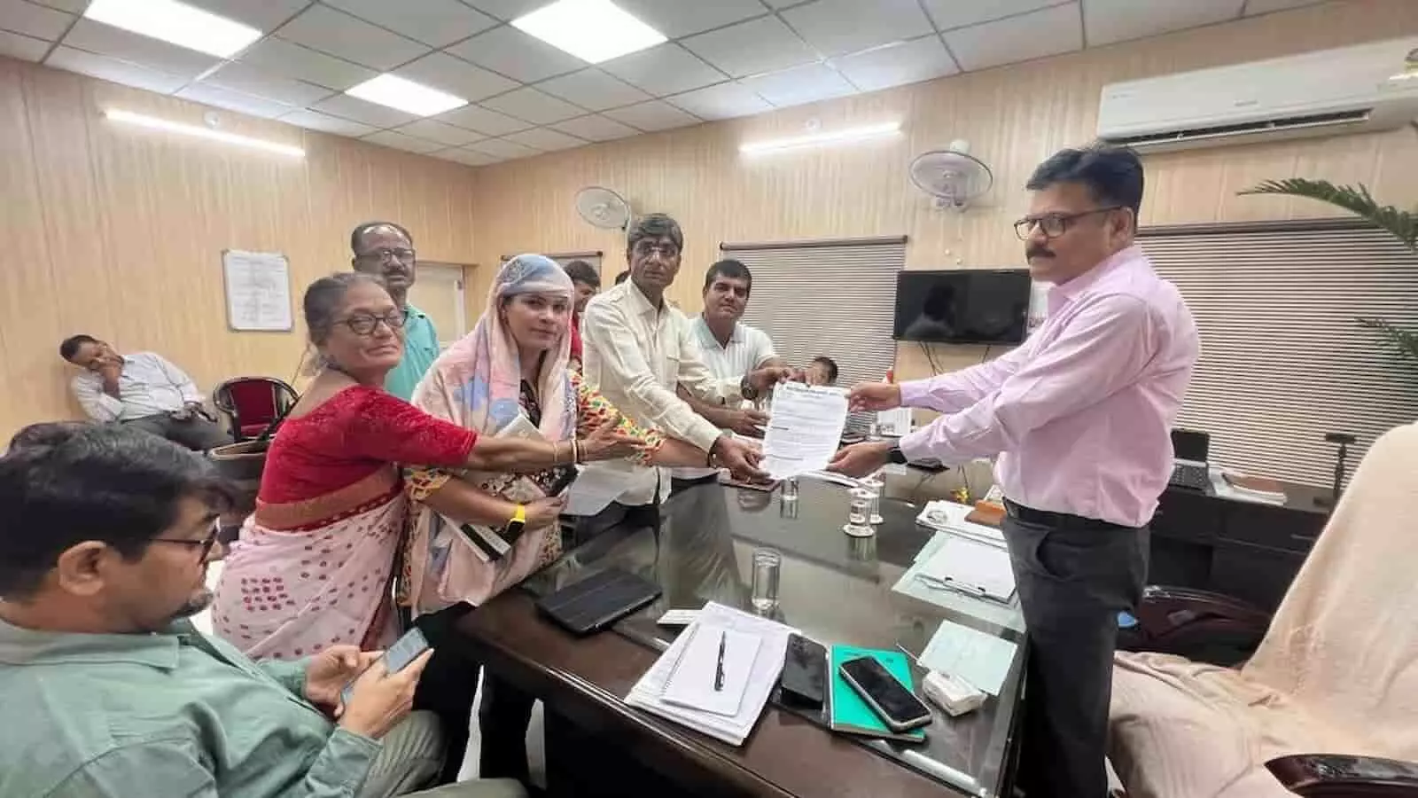 कांग्रेस प्रतिनिधि कोटा में ऊर्जा विभाग की जांच समिति को KEDL उपभोक्ता समस्याओं संबंधी ज्ञापन सौंपते हुए।