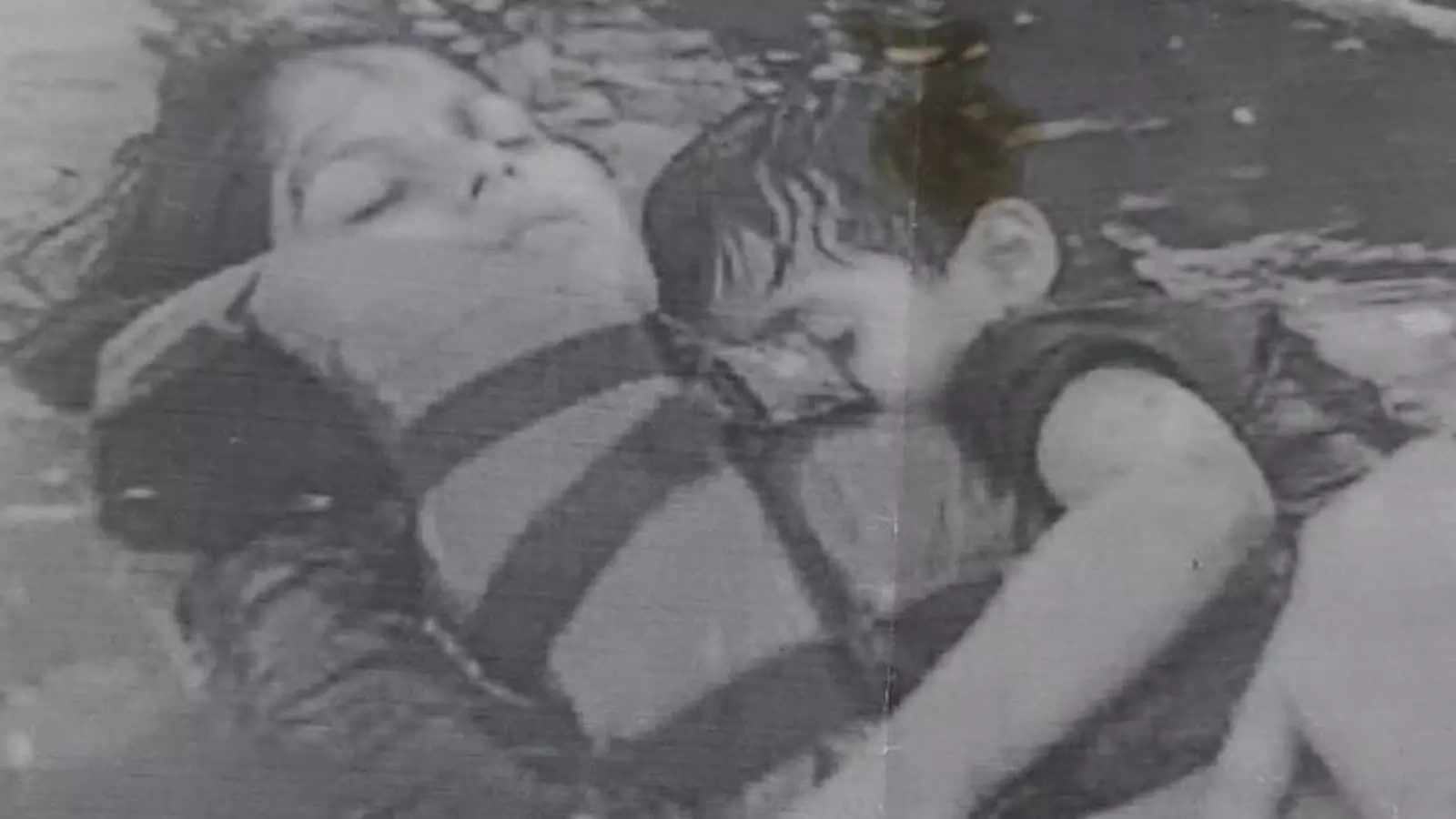 एक मां और बच्चे के भावनात्मक जुड़ाव को दर्शाता एक रेखाचित्र।