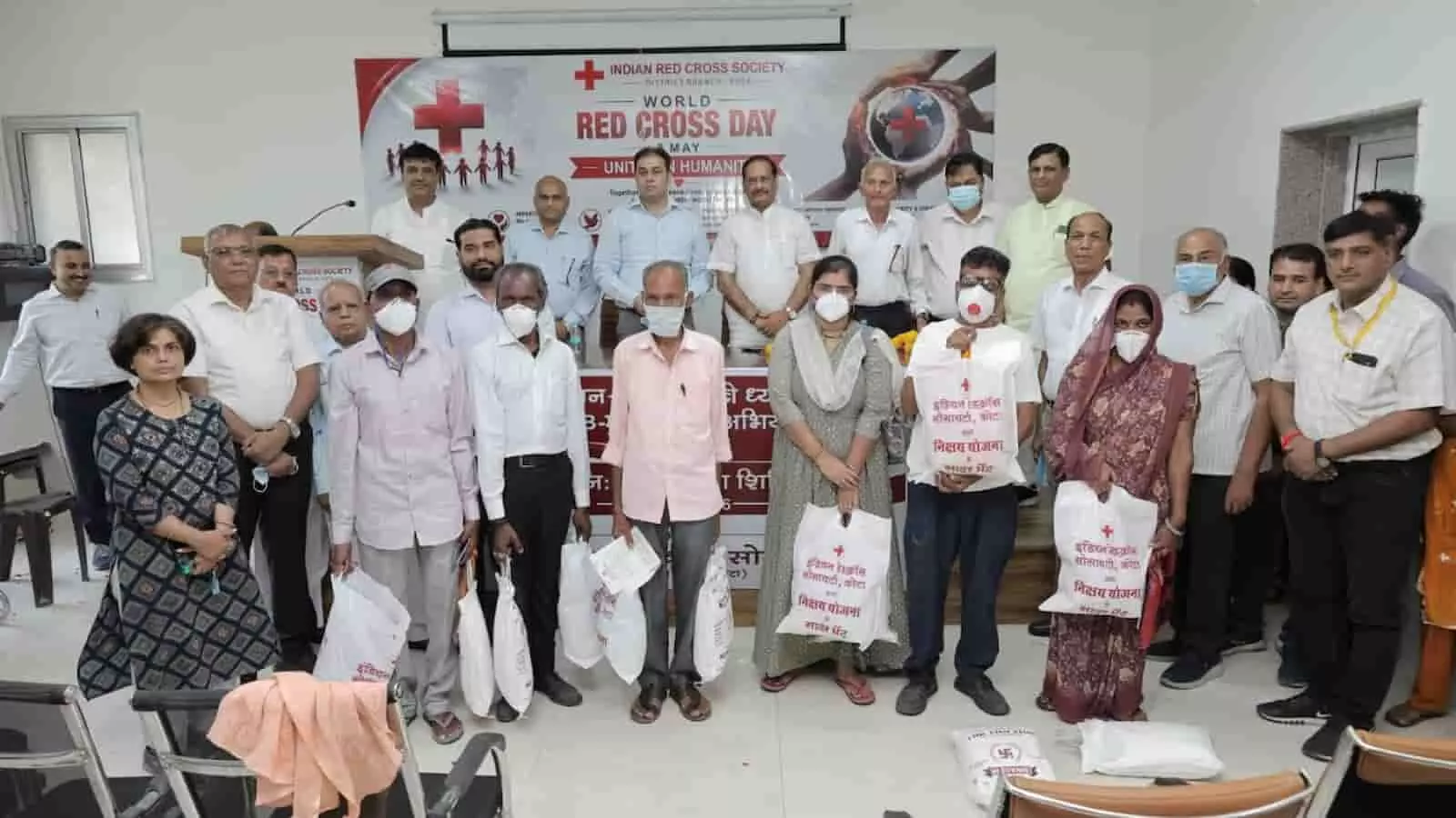 कोटा में रेड क्रॉस सोसाइटी के कार्यक्रम में पदाधिकारी और टीबी मरीज पोषण किट के साथ उपस्थित हैं।