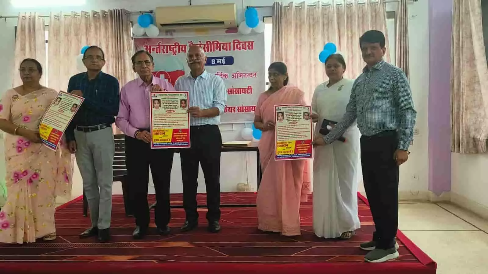 कोटा में इंटरनेशनल थैलेसीमिया दिवस कार्यक्रम में कोटा ब्लड बैंक सोसायटी के पदाधिकारी और अतिथि पोस्टर जारी करते हुए।