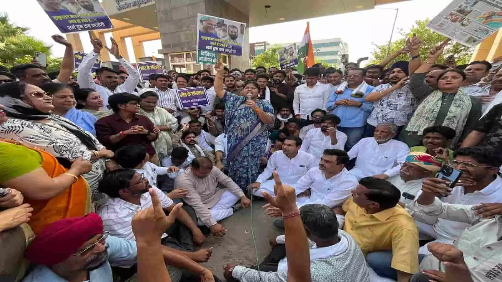 कोटा मेडिकल कॉलेज के बाहर प्रसूताओं की मौत के विरोध में कांग्रेस कार्यकर्ता धरना देते हुए।