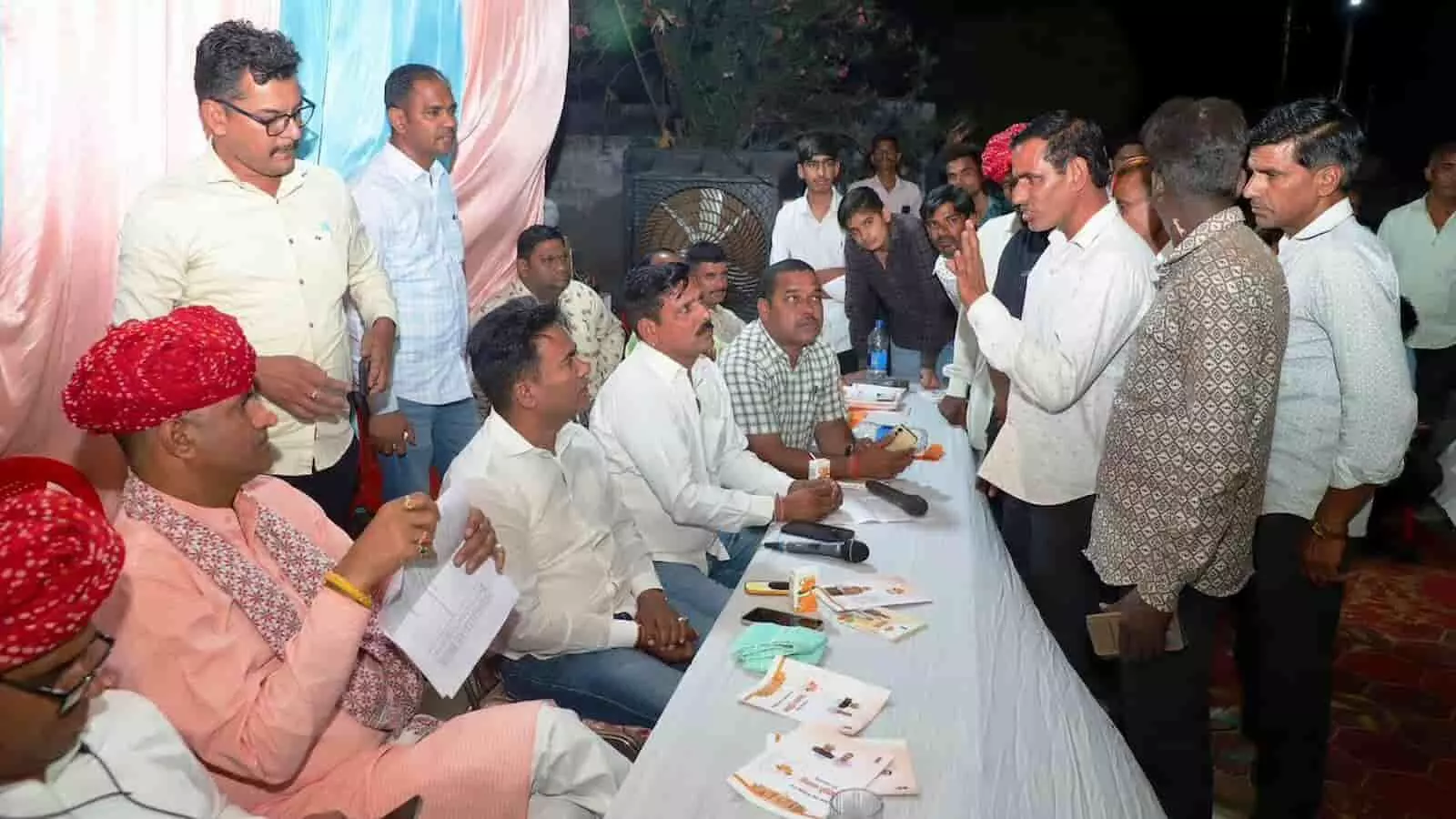एराल में रात्रि चौपाल के दौरान सांसद सीपी जोशी और विधायक चंद्रभान सिंह आक्या ग्रामीणों की समस्याएं सुनते हुए।