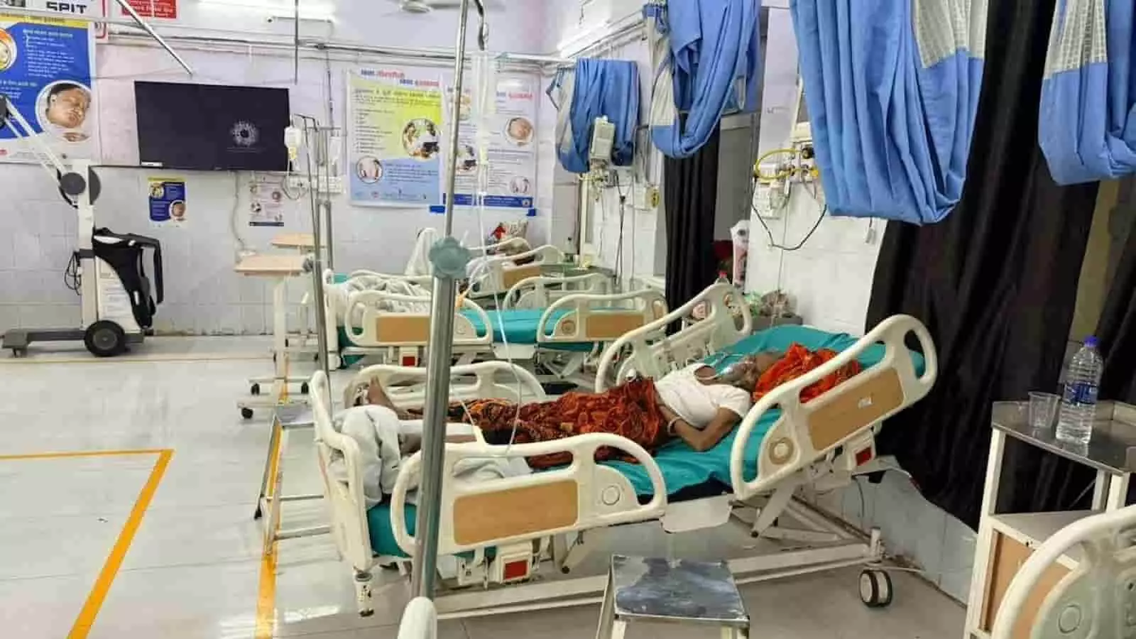 सवाई माधोपुर जिला अस्पताल के रामाश्रय वार्ड में बेड पर लेटे बुजुर्ग मरीज का उपचार किया जा रहा है।