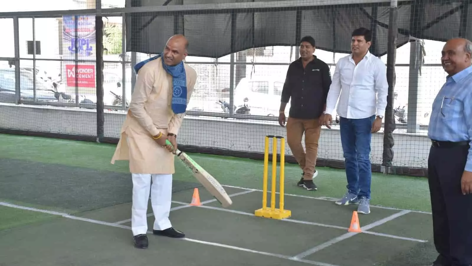 पवेलियन ग्रीन्स चित्तौड़गढ़ में सांसद सी.पी. जोशी जीतो प्रीमियर लीग के उद्घाटन अवसर पर क्रिकेट खेलते हुए।