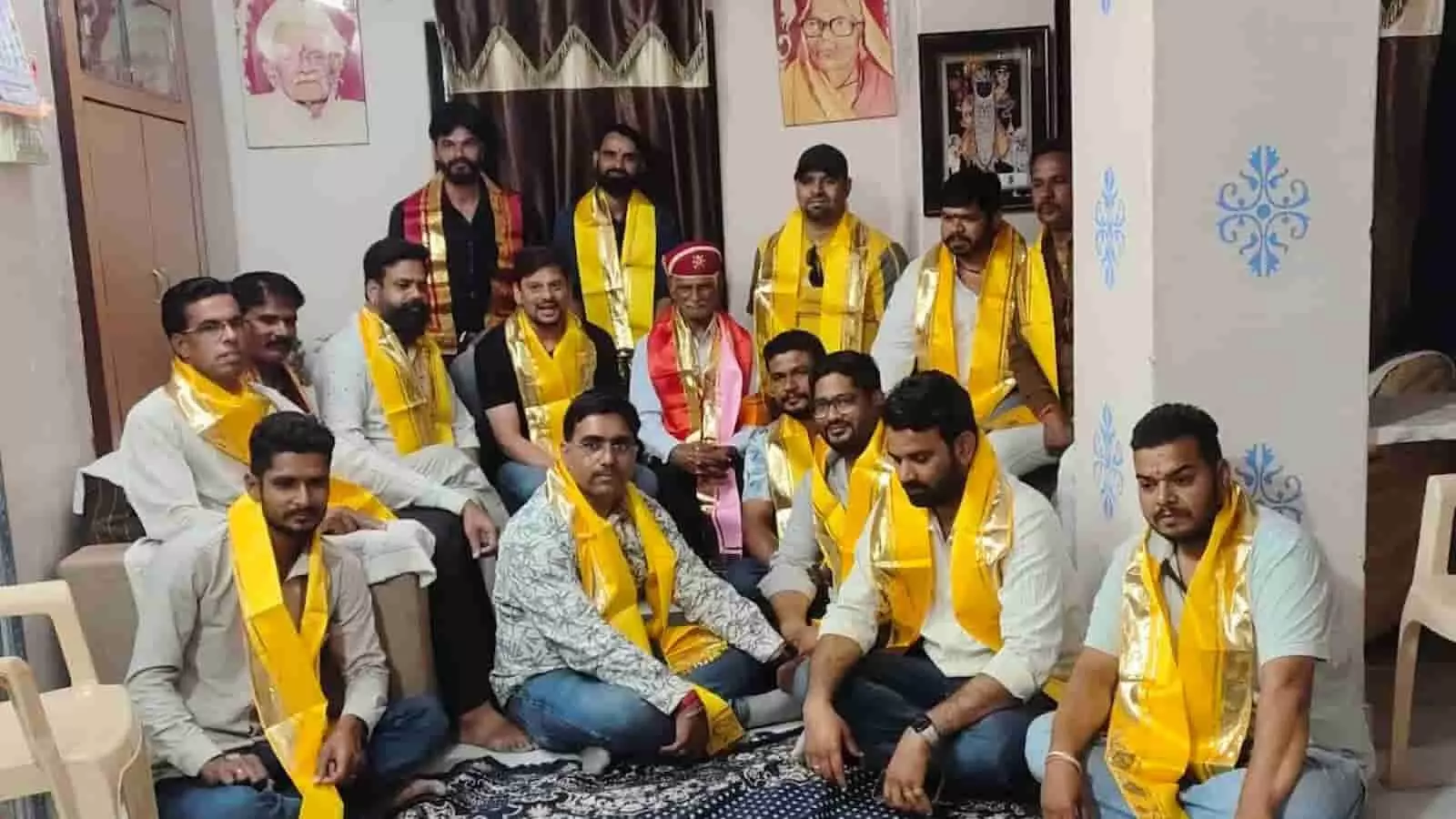 केलवा गढ़ में बद्रीलाल पालीवाल के जन्मदिन पर मेवाड़ी पगड़ी पहने अध्यक्ष और उनके साथ बैठे युवा साथी।