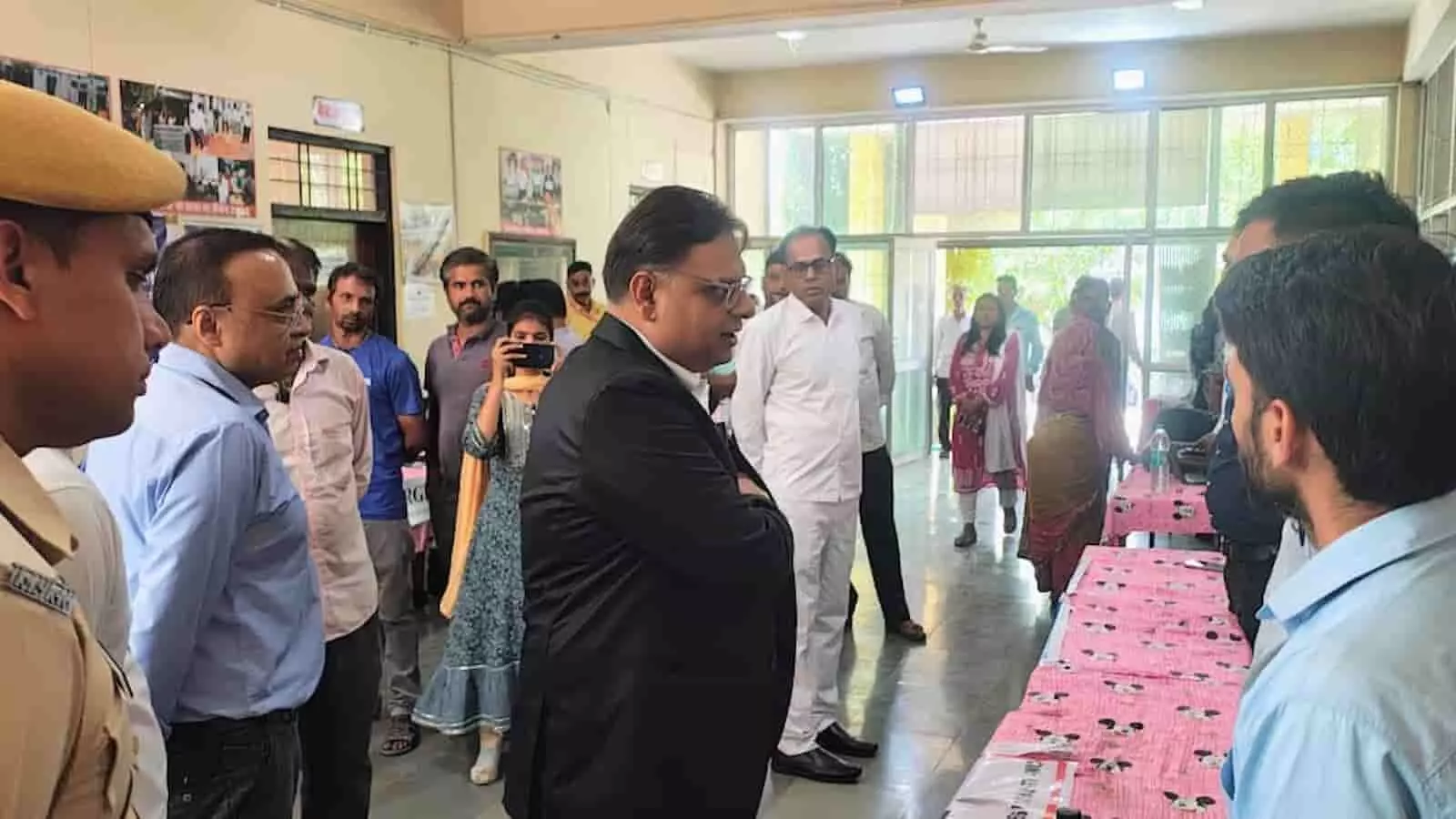 अदालत परिसर में अधिकारियों और न्यायिक कर्मियों के बीच बातचीत करते अध्यक्ष मान सिंह चूण्डावत राष्ट्रीय लोक अदालत के निरीक्षण के दौरान।