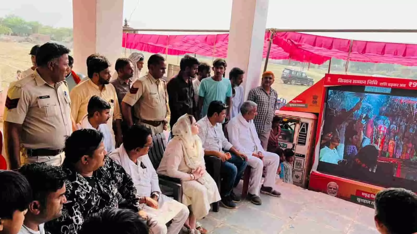मुगसका में ग्राम रथ अभियान के दौरान मंच पर बैठे विधायक नौक्षम चौधरी और ग्रामीण। मुगसका में ग्राम रथ अभियान के दौरान मंच पर बैठे विधायक नौक्षम चौधरी और ग्रामीण।