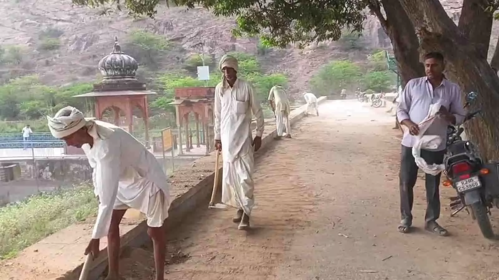 बन्ध बरेठा बांध की पाल पर सफाई करते कर्मचारी मुख्यमंत्री के दौरे की तैयारी कर रहे हैं। बन्ध बरेठा बांध की पाल पर सफाई करते कर्मचारी मुख्यमंत्री के दौरे की तैयारी कर रहे हैं।