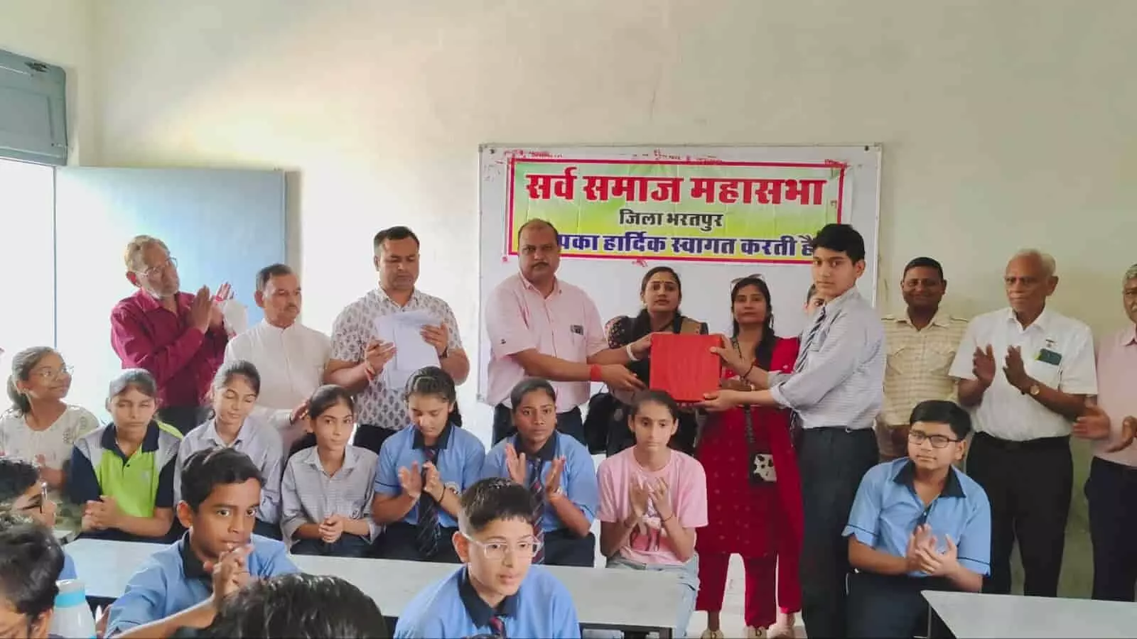 गैलेक्सी अकादमी में प्रतियोगिता के विजेता छात्र को पुरस्कार देते अतिथि और उपस्थित अन्य प्रतिभागी विद्यार्थी। गैलेक्सी अकादमी में प्रतियोगिता के विजेता छात्र को पुरस्कार देते अतिथि और उपस्थित अन्य प्रतिभागी विद्यार्थी।