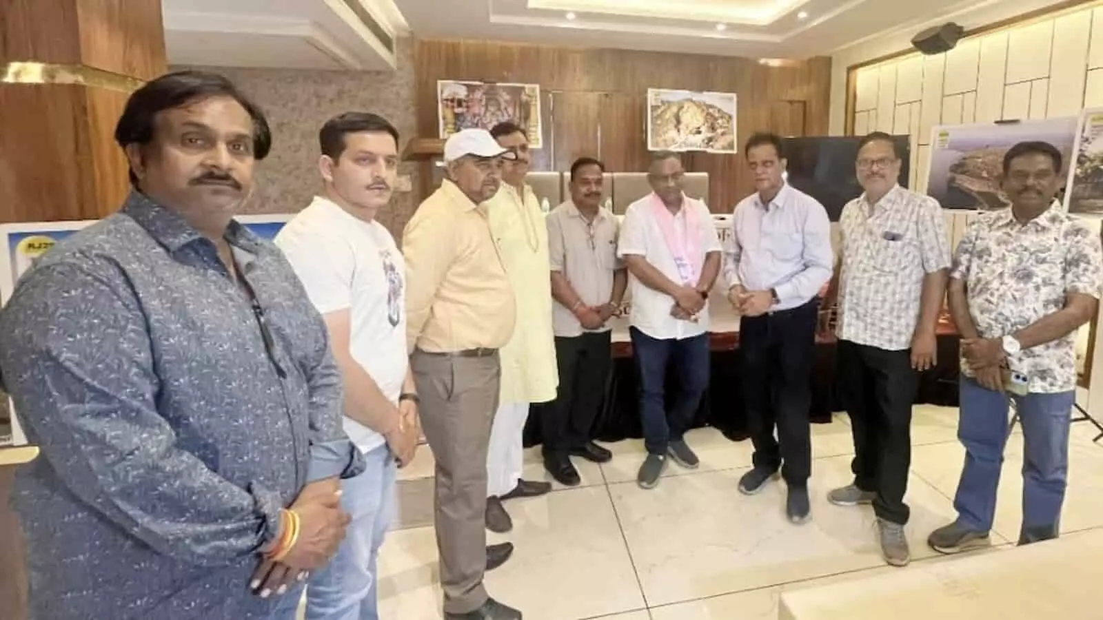 कोटा में हाड़ौती पर्यटन प्रदर्शनी के दौरान होटल फेडरेशन के पदाधिकारी और अतिथि चर्चा करते हुए।