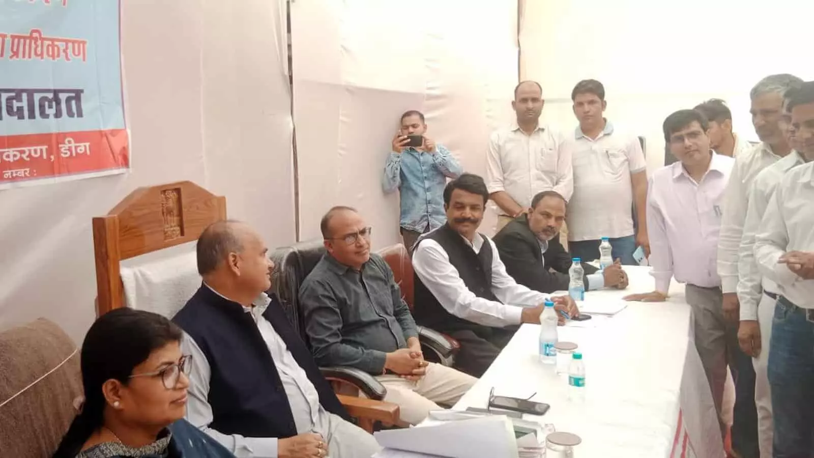 जिला न्यायालय परिसर में न्यायाधीश और न्यायिक अधिकारी राष्ट्रीय लोक अदालत के दौरान मामलों का निस्तारण करते हुए।