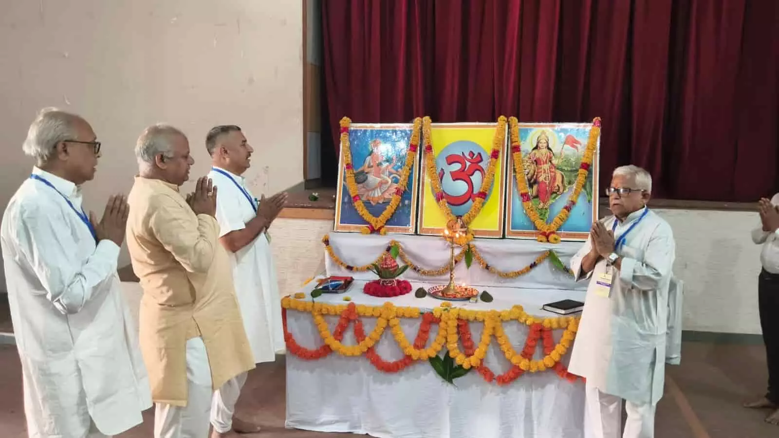 विद्या भारती प्रशिक्षण वर्ग में चित्रों के समक्ष वंदना करते पदाधिकारी और आचार्य।