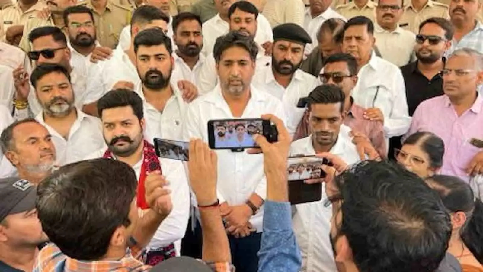 राजसमंद जिला कलेक्टर कार्यालय के बाहर प्रदर्शन करते कांग्रेस कार्यकर्ता और पदाधिकारी ज्ञापन सौंपते हुए।