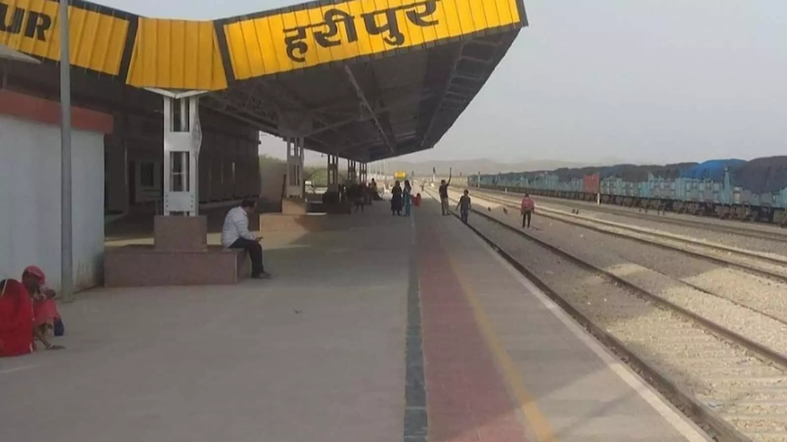 हरिपुर रेलवे स्टेशन का प्लेटफार्म और पटरियां जहां अजमेर मैसूर एक्सप्रेस ट्रेन का ठहराव सुनिश्चित हुआ है।