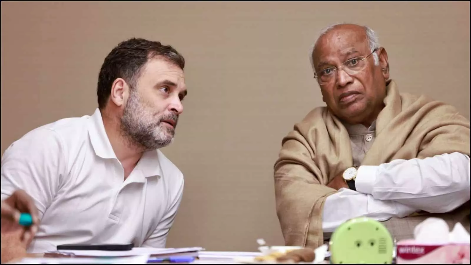 दिल्ली में केरलम के नए मुख्यमंत्री के चयन हेतु आयोजित बैठक के दौरान कांग्रेस सांसद राहुल गांधी (बाएं) और पार्टी अध्यक्ष मल्लिकार्जुन खरगे (दाएं)।