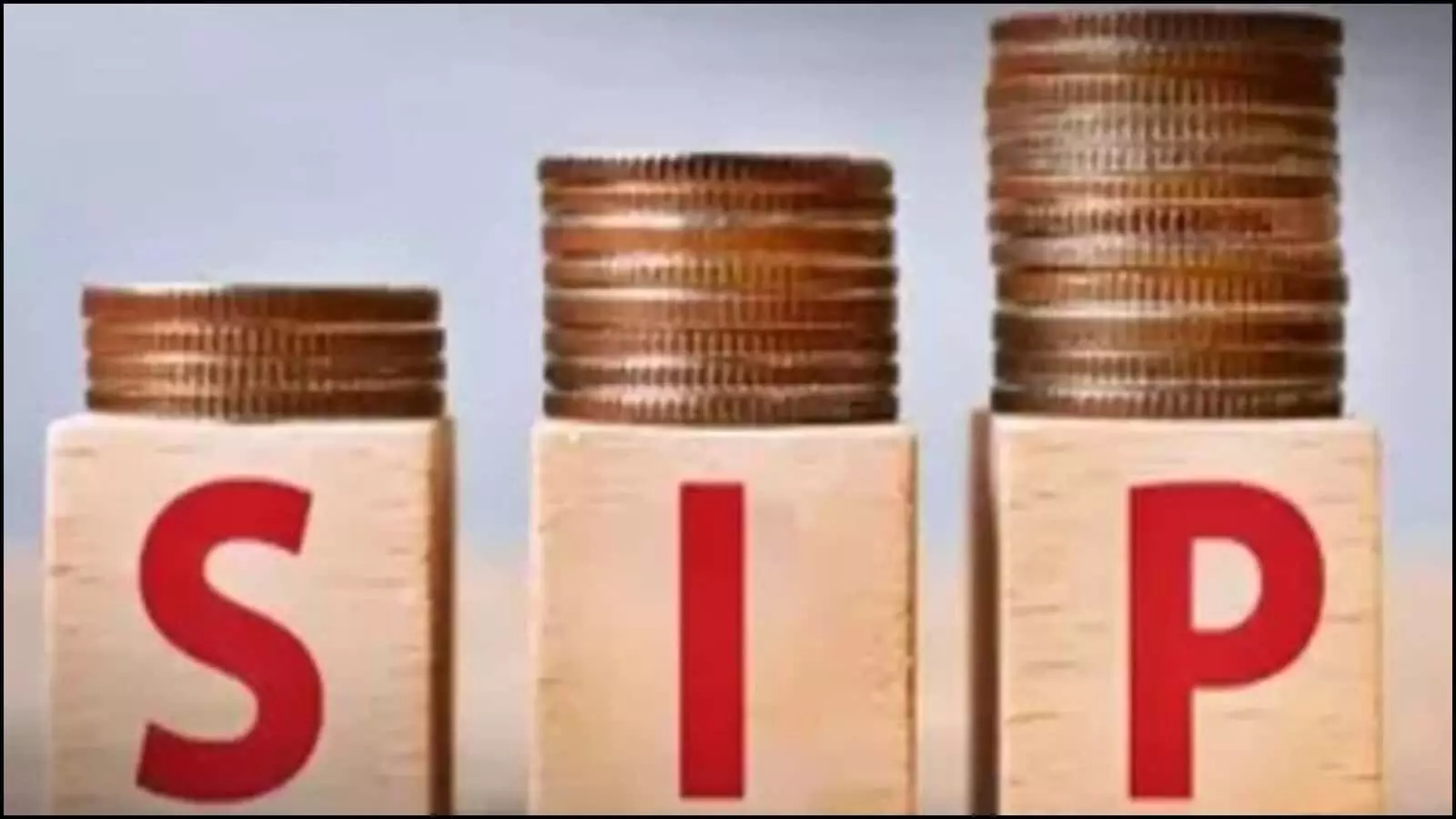 लकड़ी के ब्लॉकों पर लिखे एसआईपी अक्षरों के ऊपर सिक्कों की बढ़ती हुई ढेरी भारत में निवेश वृद्धि के संदर्भ में। लकड़ी के ब्लॉकों पर लिखे एसआईपी अक्षरों के ऊपर सिक्कों की बढ़ती हुई ढेरी भारत में निवेश वृद्धि के संदर्भ में।