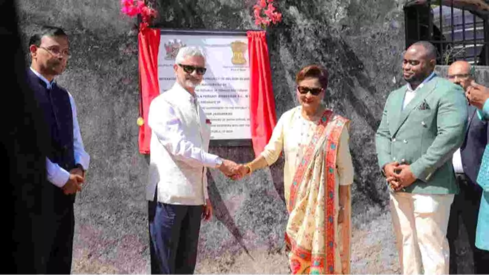 त्रिनिदाद के नेल्सन द्वीप पर भारतीय विदेश मंत्री एस जयशंकर और प्रधानमंत्री कमला प्रसाद स्मारक पट्टिका के पास।