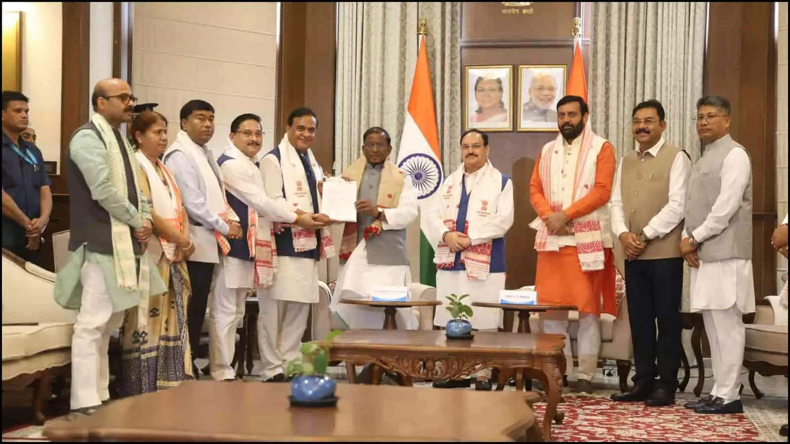 राजभवन में राज्यपाल को पत्र सौंपते हुए हिमंता बिस्वा सरमा और भाजपा के वरिष्ठ नेतागण। राजभवन में राज्यपाल को पत्र सौंपते हुए हिमंता बिस्वा सरमा और भाजपा के वरिष्ठ नेतागण।