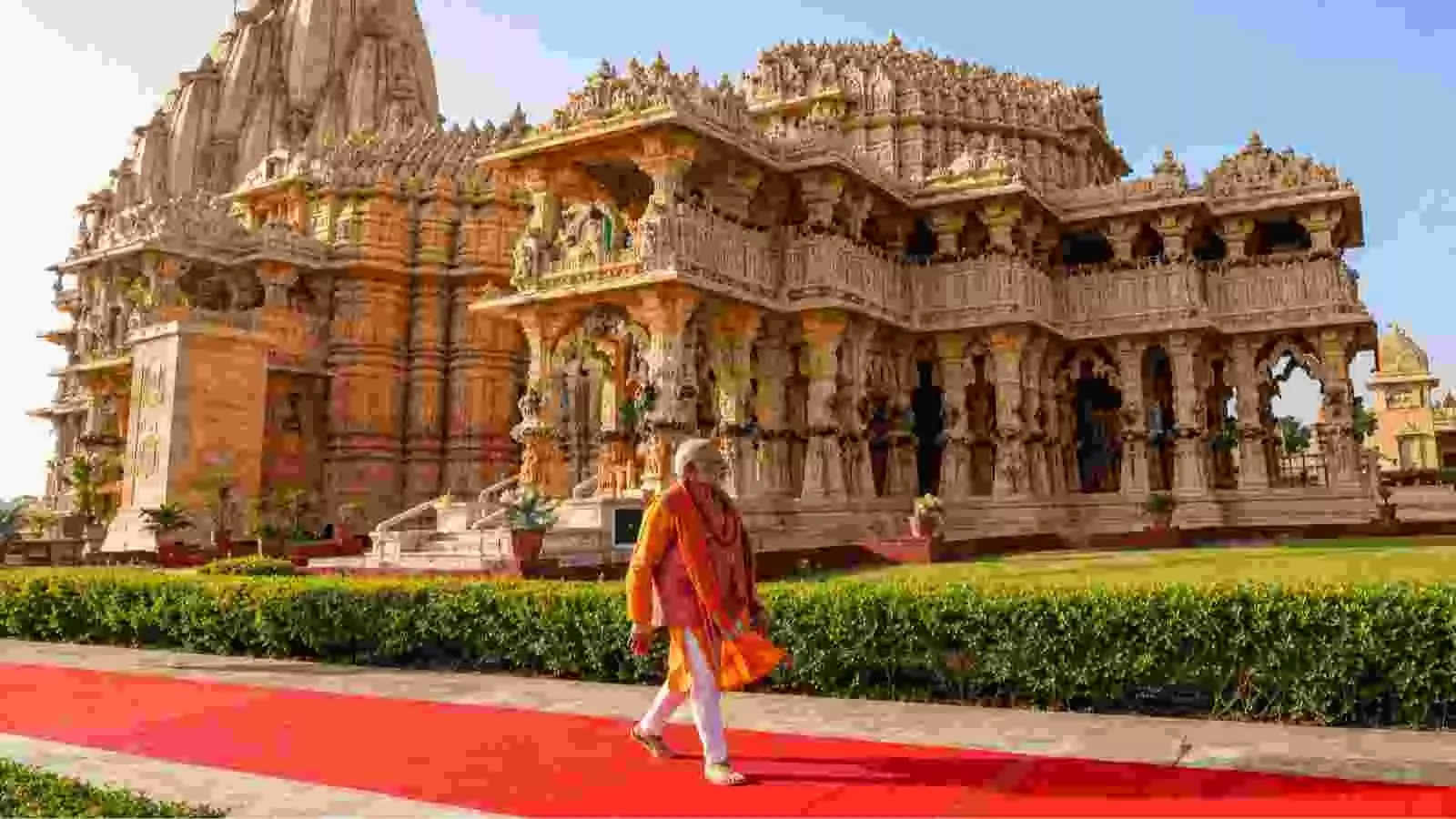 सोमनाथ मंदिर के भव्य प्रांगण में लाल कालीन पर पैदल चलते हुए प्रधानमंत्री नरेंद्र मोदी दिखाई दे रहे हैं।