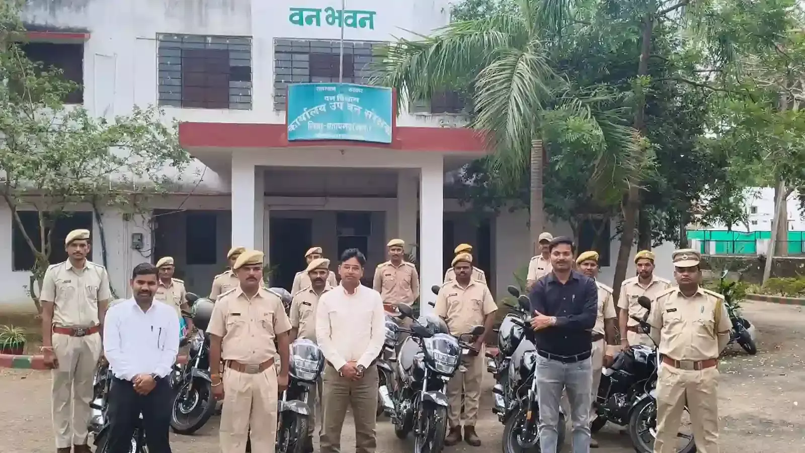 प्रतापगढ़ वन कार्यालय परिसर में खड़ी नई गश्ती मोटरसाइकिलें और मौजूद वन विभाग कर्मचारी। प्रतापगढ़ वन कार्यालय परिसर में खड़ी नई गश्ती मोटरसाइकिलें और मौजूद वन विभाग कर्मचारी।