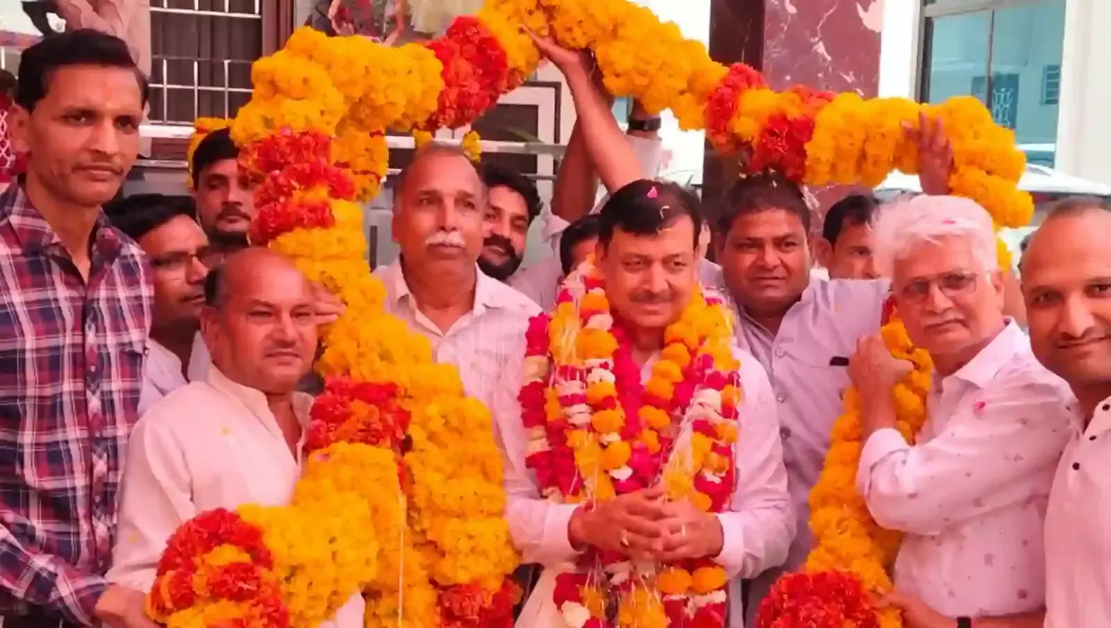 टोंक में समर्थकों के बीच जन्मदिन मनाते भाजपा के पूर्व विधायक अजीत सिंह मेहता का दृश्य। टोंक में समर्थकों के बीच जन्मदिन मनाते भाजपा के पूर्व विधायक अजीत सिंह मेहता का दृश्य।