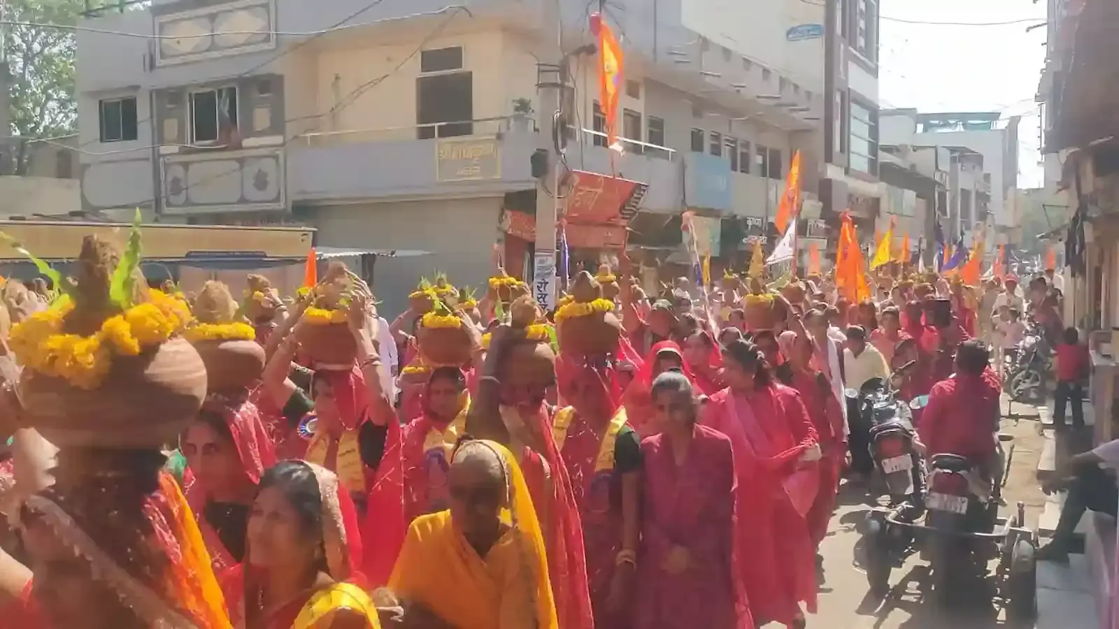 छोटीसादड़ी के नीमच मार्ग पर कलश यात्रा निकालती महिलाएं और खाटू श्याम मंदिर प्राण प्रतिष्ठा महोत्सव की शोभायात्रा। छोटीसादड़ी के नीमच मार्ग पर कलश यात्रा निकालती महिलाएं और खाटू श्याम मंदिर प्राण प्रतिष्ठा महोत्सव की शोभायात्रा।