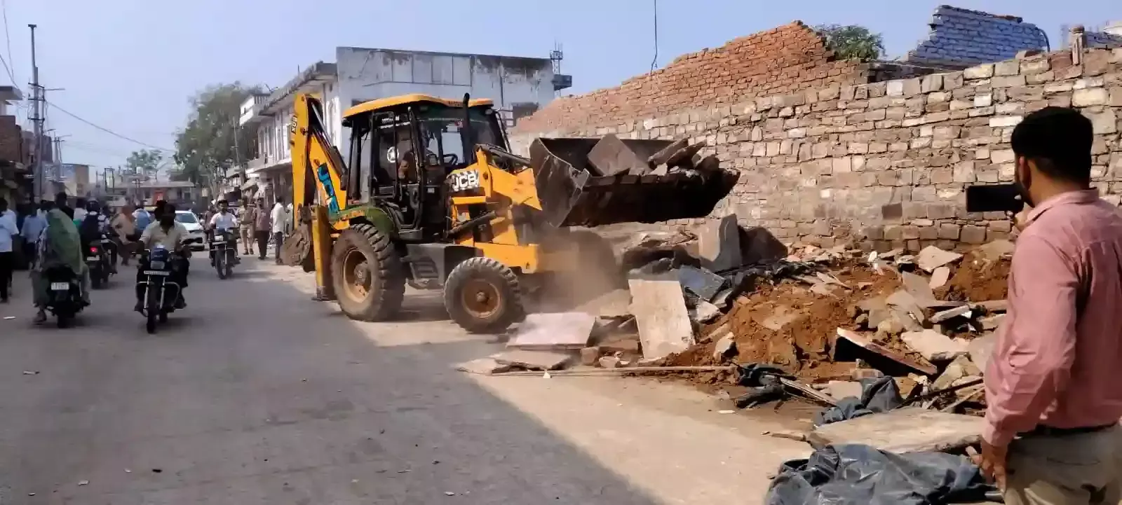 करौली जिला मुख्यालय के अस्पताल मार्ग पर जेसीबी मशीन से दुकानों के बाहर बना अस्थाई अतिक्रमण हटाता नगर परिषद प्रशासन। करौली जिला मुख्यालय के अस्पताल मार्ग पर जेसीबी मशीन से दुकानों के बाहर बना अस्थाई अतिक्रमण हटाता नगर परिषद प्रशासन।