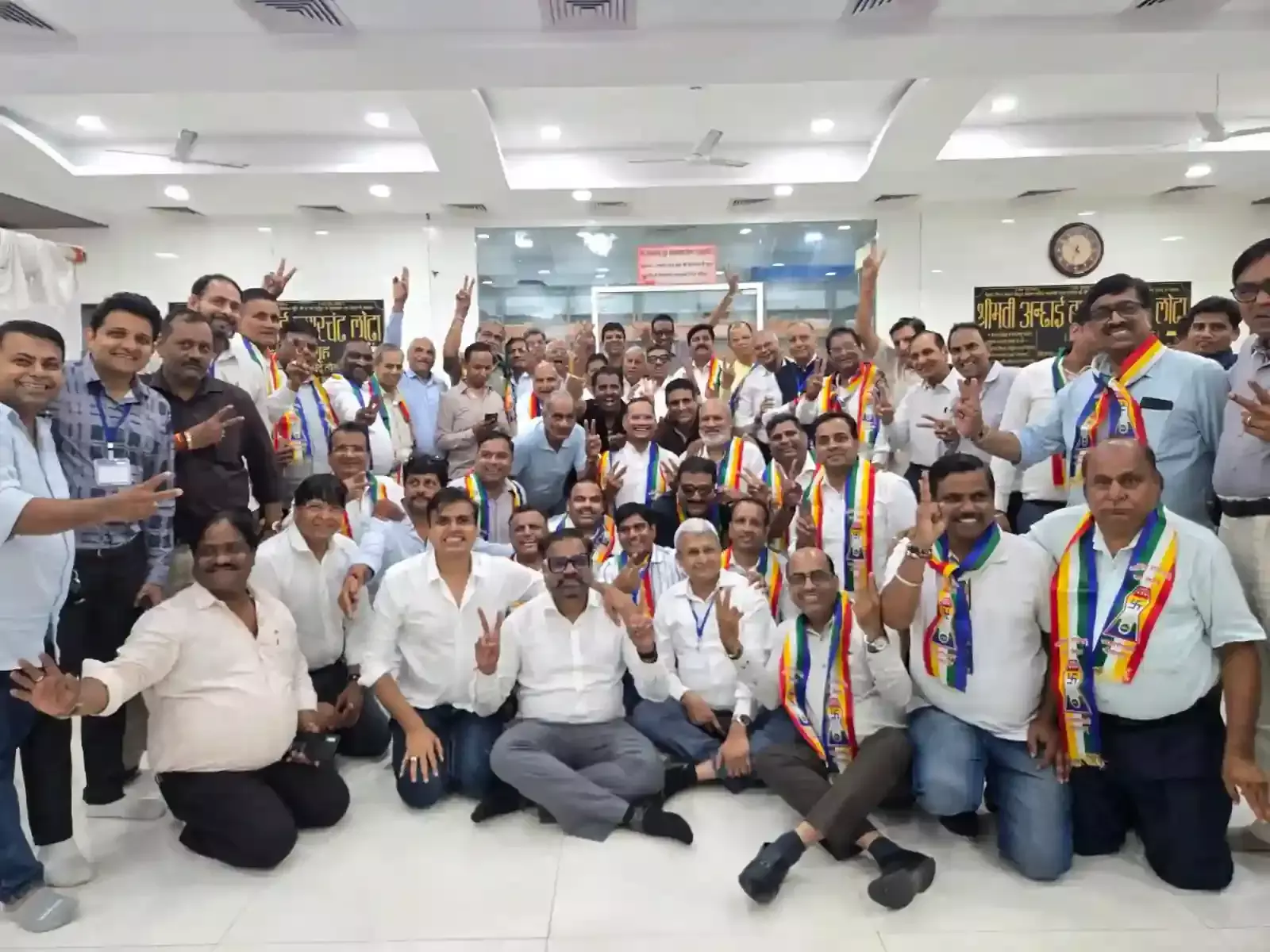 गोरेगांव के मेवाड़ भवन में चैरिटेबल ट्रस्ट चुनाव के दौरान चर्चा करते समाज के नवनिर्वाचित पदाधिकारी और वरिष्ठ सदस्य। गोरेगांव के मेवाड़ भवन में चैरिटेबल ट्रस्ट चुनाव के दौरान चर्चा करते समाज के नवनिर्वाचित पदाधिकारी और वरिष्ठ सदस्य।