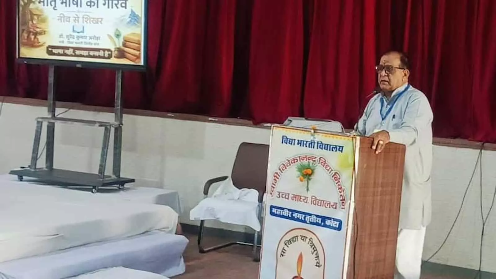 कोटा में विद्या भारती प्रधानाचार्य प्रशिक्षण वर्ग के दौरान मंचासीन डॉ. सुरेंद्र अरोड़ा और अन्य अतिथि शिक्षा नीति पर चर्चा करते हुए।