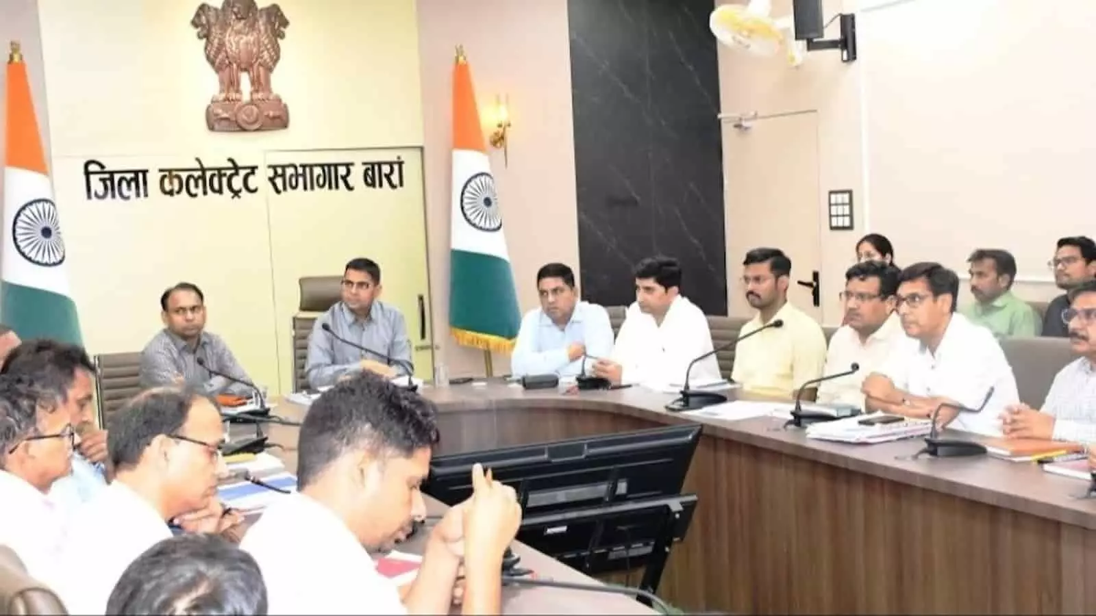 बारां जिला कलेक्ट्रेट सभागार में अधिकारियों के साथ समीक्षा बैठक करते जिला कलक्टर बालमुकुंद असावा।