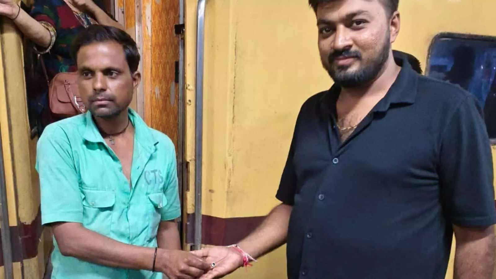 अहमदाबाद स्टेशन पर गाड़ी संख्या 09037 के कोच B8 में टॉयलेट के ड्रेनेज पाइप से अंगूठी निकालने के बाद यात्री को सौंपते सीटीएस स्टाफ वीरेंद्र कुमार सिंह (बाएं) और रेलवे अधिकारी।