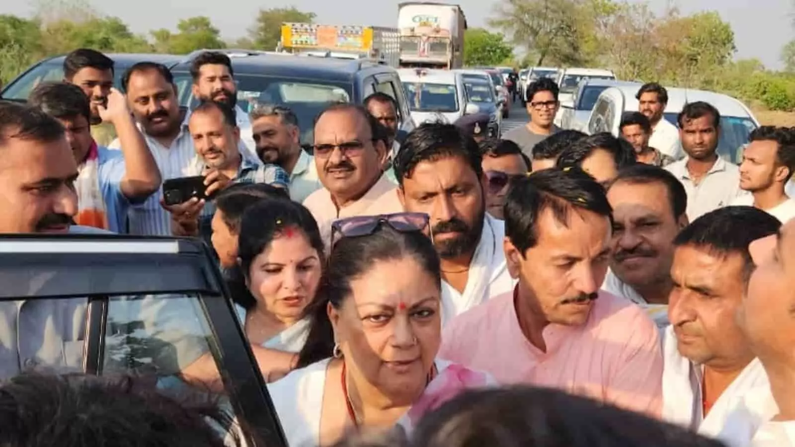 राजस्थान की सीमा पर भाजपा कार्यकर्ताओं के बीच खड़ीं पूर्व मुख्यमंत्री वसुंधरा राजे और उनके साथ मौजूद समर्थक।