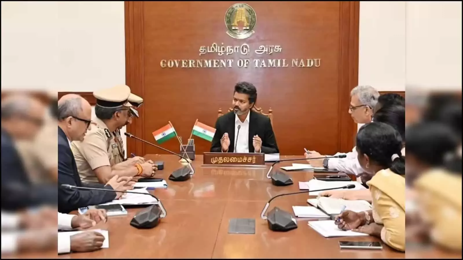 प्रशासनिक अधिकारियों के साथ आधिकारिक बैठक करते तमिलनाडु के मुख्यमंत्री सी. जोसेफ विजय।