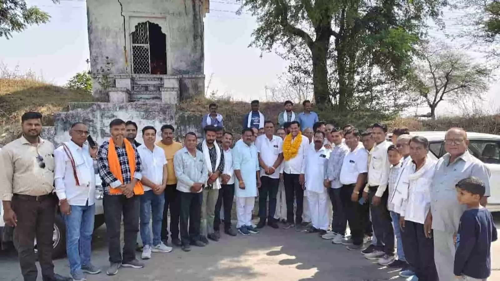 कवाई मंडल के गांवों में जनसंवाद यात्रा के दौरान समर्थकों के साथ खड़े विधायक राधेश्याम बैरवा। कवाई मंडल के गांवों में जनसंवाद यात्रा के दौरान समर्थकों के साथ खड़े विधायक राधेश्याम बैरवा।