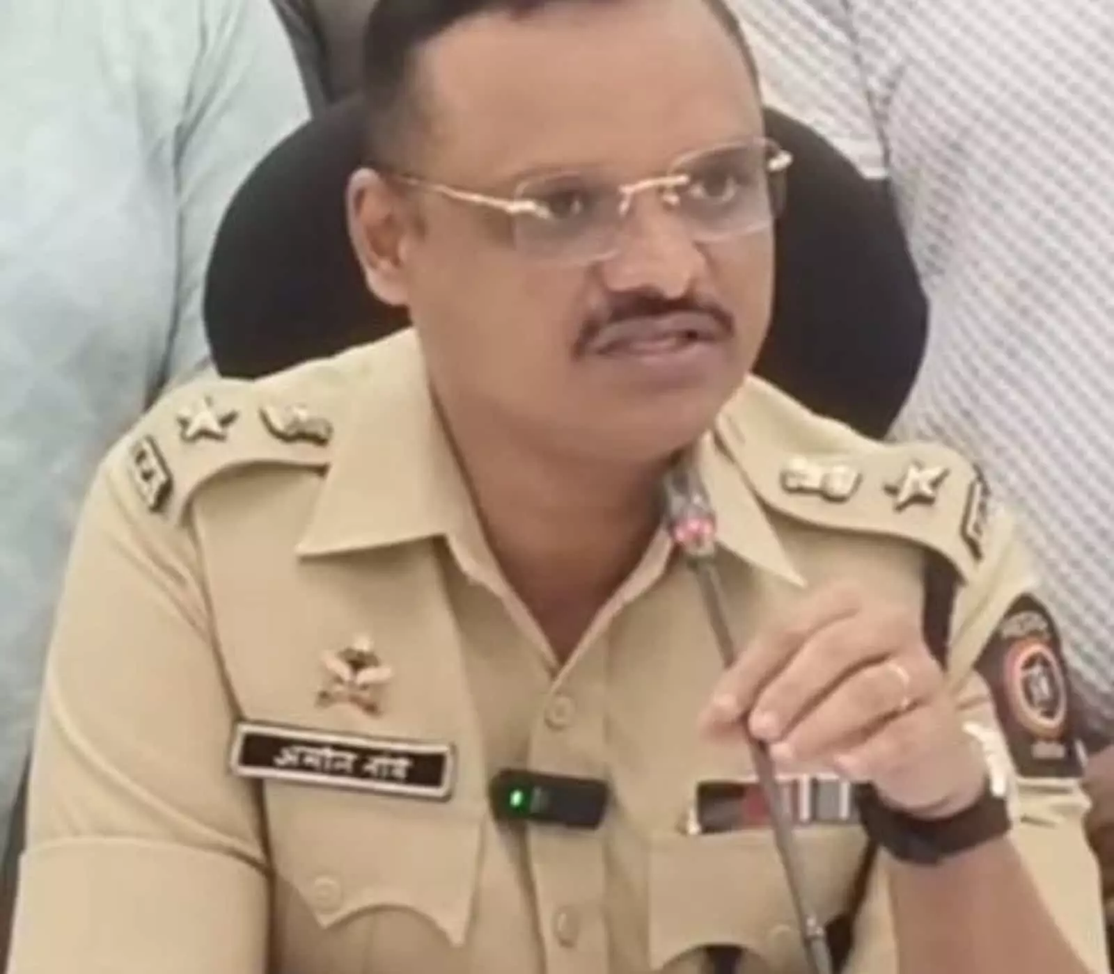 वर्दी में माइक्रोफोन के सामने प्रेस वार्ता के दौरान जानकारी देते पुलिस अधिकारी समीरसिंह साल्वे। वर्दी में माइक्रोफोन के सामने प्रेस वार्ता के दौरान जानकारी देते पुलिस अधिकारी समीरसिंह साल्वे।