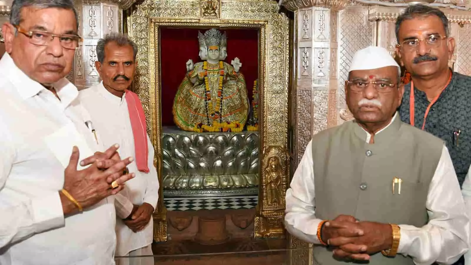 ब्रह्म मंदिर आसोतरा में भगवान की प्रतिमा के सम्मुख दर्शन करते राज्यपाल हरिभाऊ बागडे और अन्य लोग। ब्रह्म मंदिर आसोतरा में भगवान की प्रतिमा के सम्मुख दर्शन करते राज्यपाल हरिभाऊ बागडे और अन्य लोग।