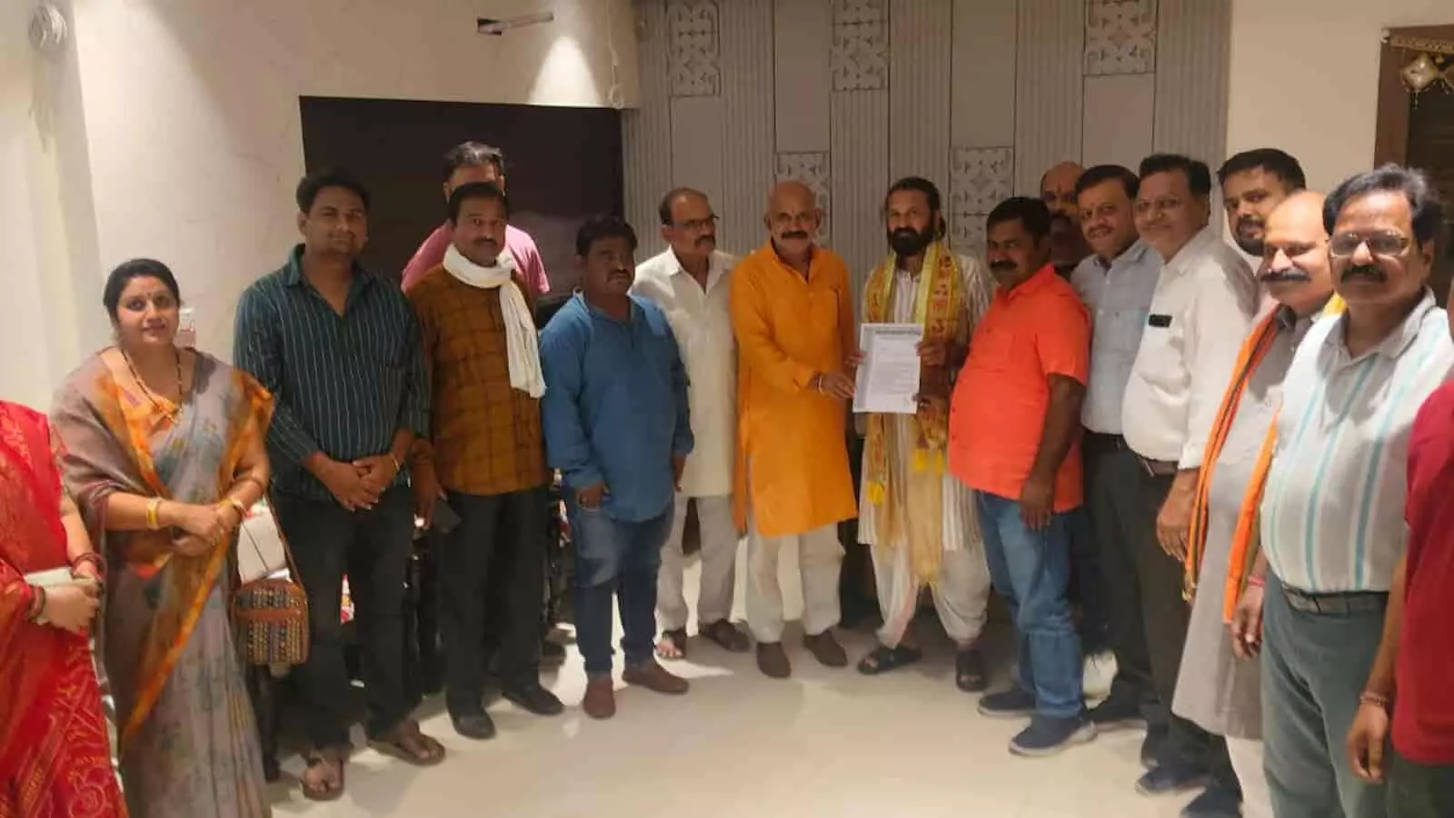 कोटा में ब्राह्मण कल्याण परिषद के सदस्य विधायक संदीप शर्मा को ज्ञापन देते हुए।